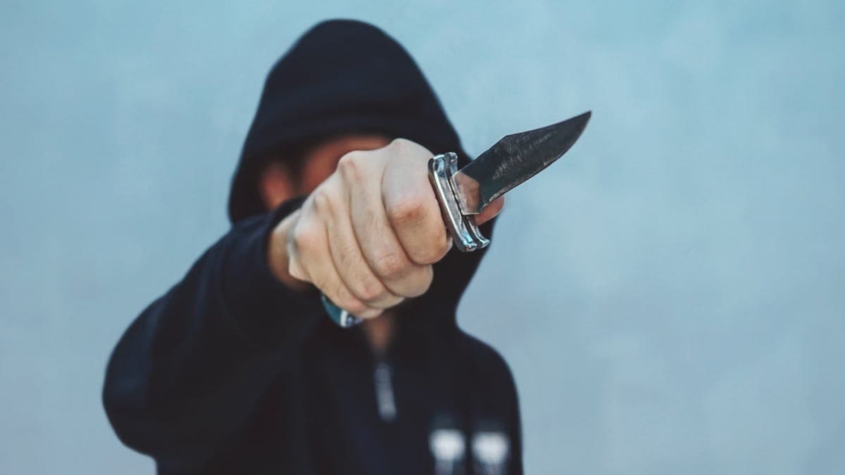 چاقو خوردن  یک شهروند در دفاع از دو دختر جوان مقابل اراذل +فیلم