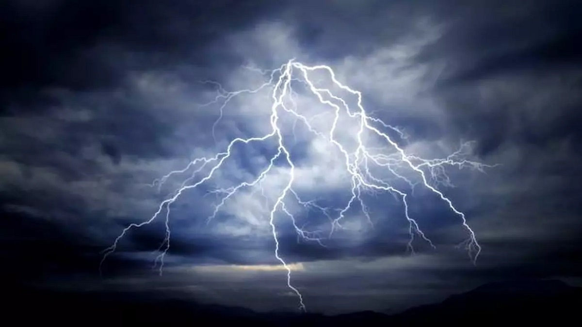 لحظه تلخ و دردناک برخورد صاعقه مرگبار به دختر جوان +فیلم لحظه تلخ و دردناک برخورد صاعقه مرگبار به دختر جوان +فیلم