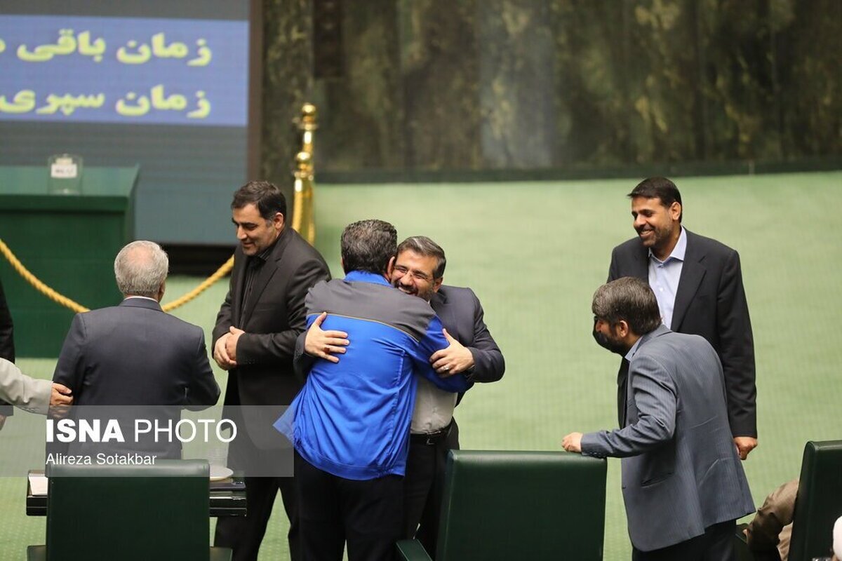 نماینده‌ای که با لباس ایران‌خودرو به جلسه استیضاح وزیر رفت! +عکس