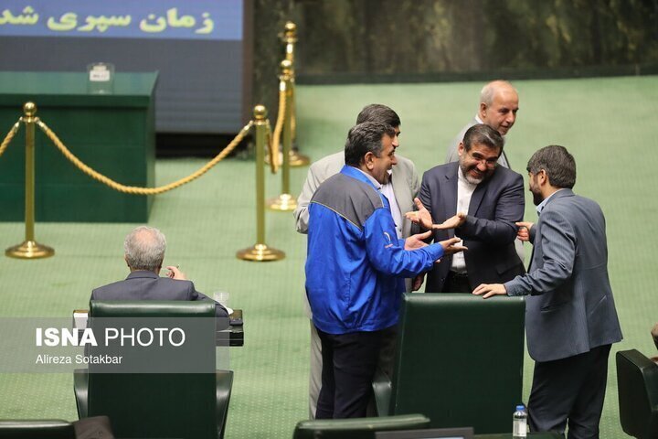 نماینده‌ای که با لباس ایران‌خودرو به جلسه استیضاح وزیر رفت! +عکس