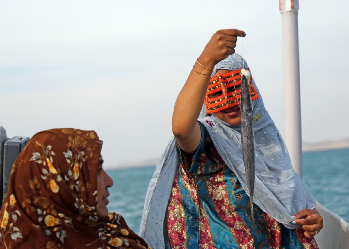 زنان ماهیگیر در جزیره هنگام