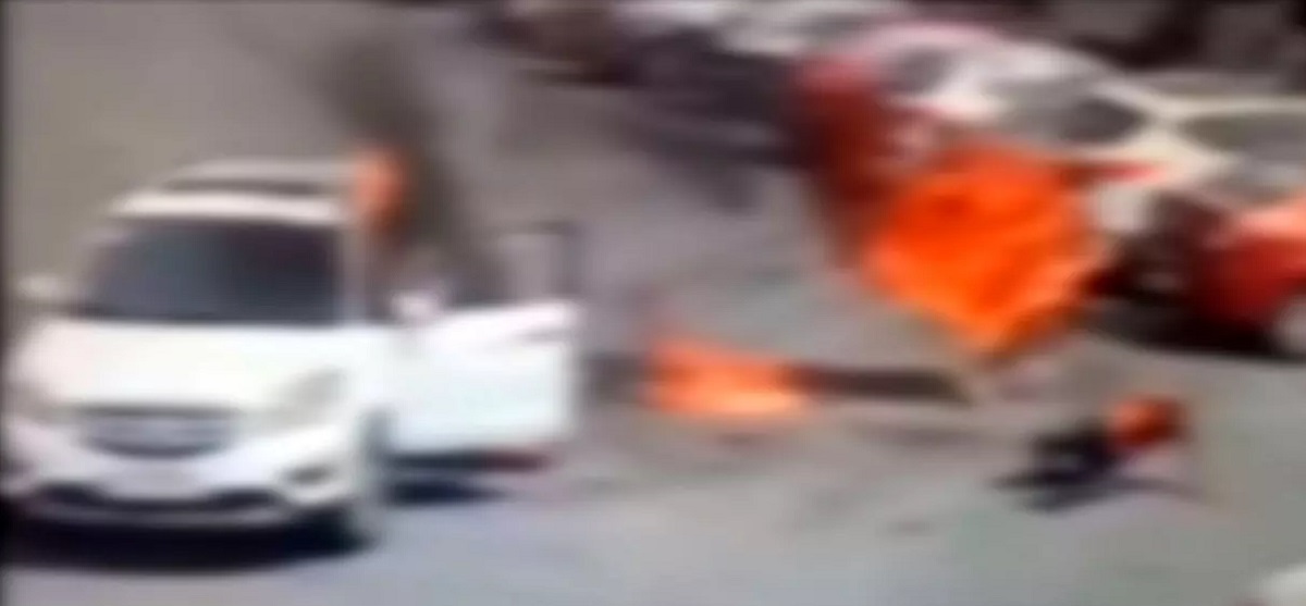 لحظه وحشتناک به آتش کشیدن دختر جوان توسط برادرش! +فیلم