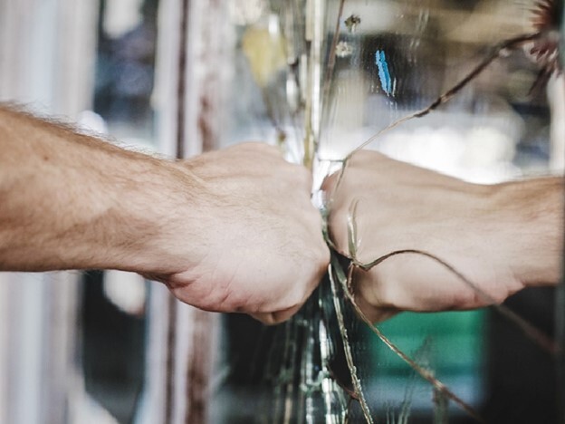 چرا بی­‌دلیل عصبانی می­‌شویم؟ چطور آن را کنترل کنیم؟