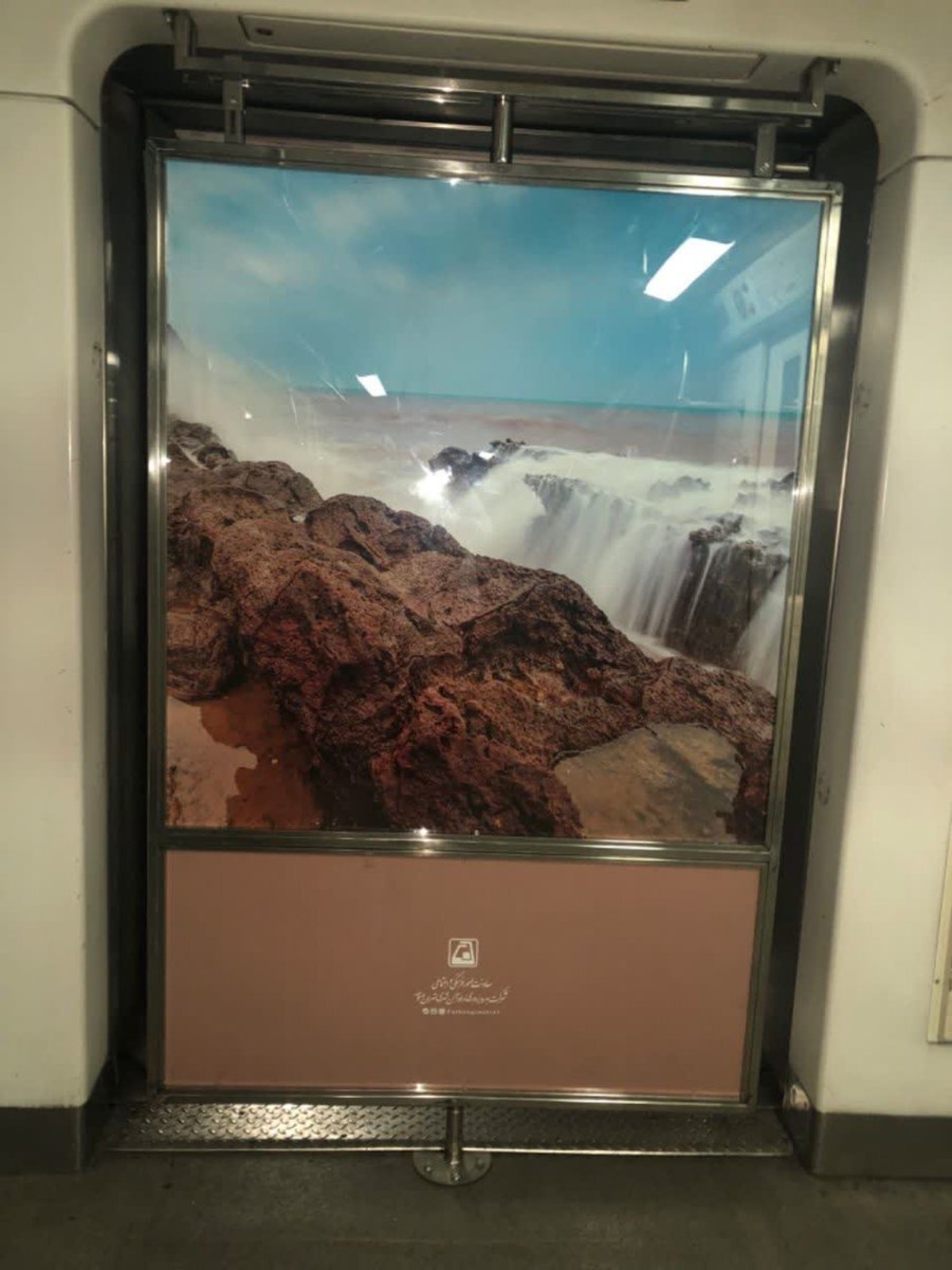 دیوارکشی های زنانه مردانه جدید زاکانی در مترو + عکس