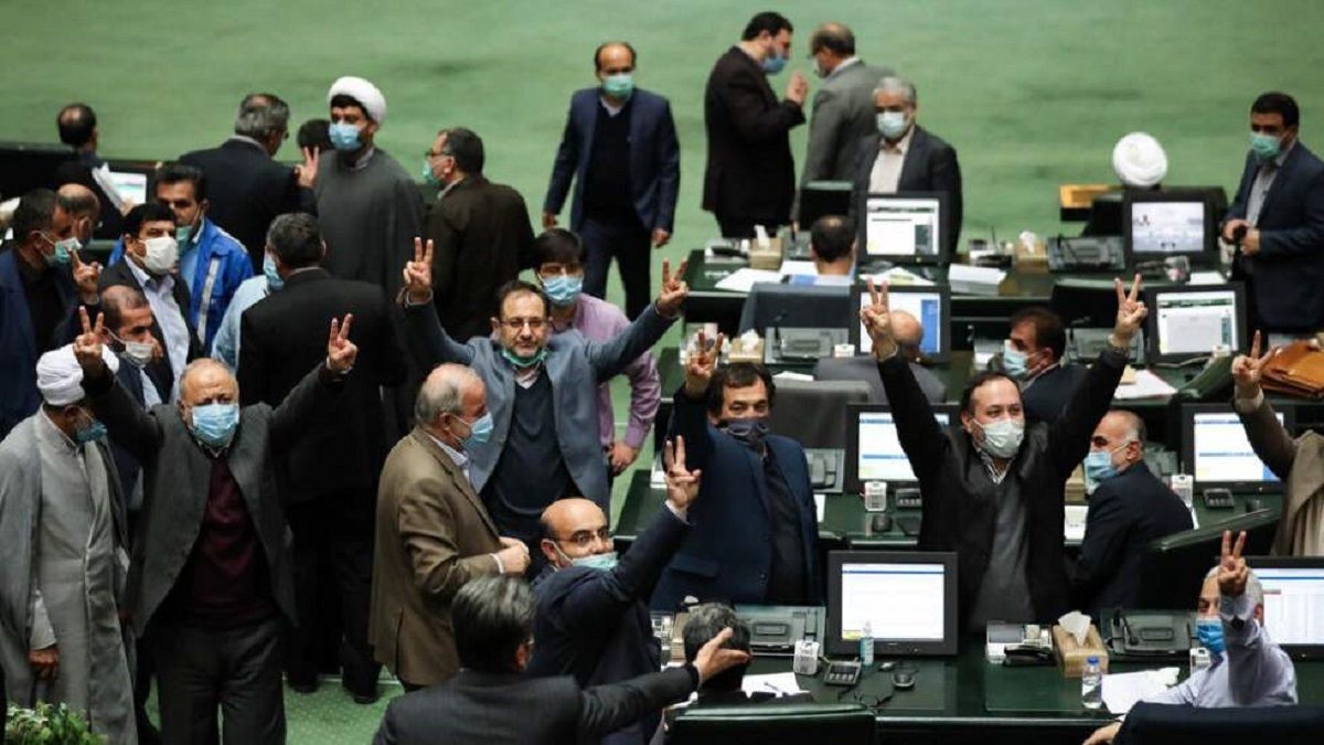 حمله روزنامه دولت به مجلس: مردم می‌گویند شاسی‌بلند‌ها را چکار کرده‌اید؟