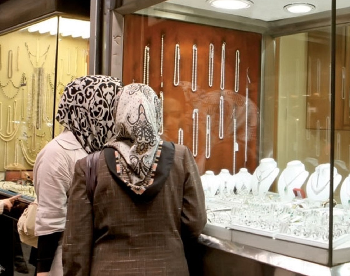 لحظه سرقت چند مشت طلا توسط دختر جوان مقابل دوربین!