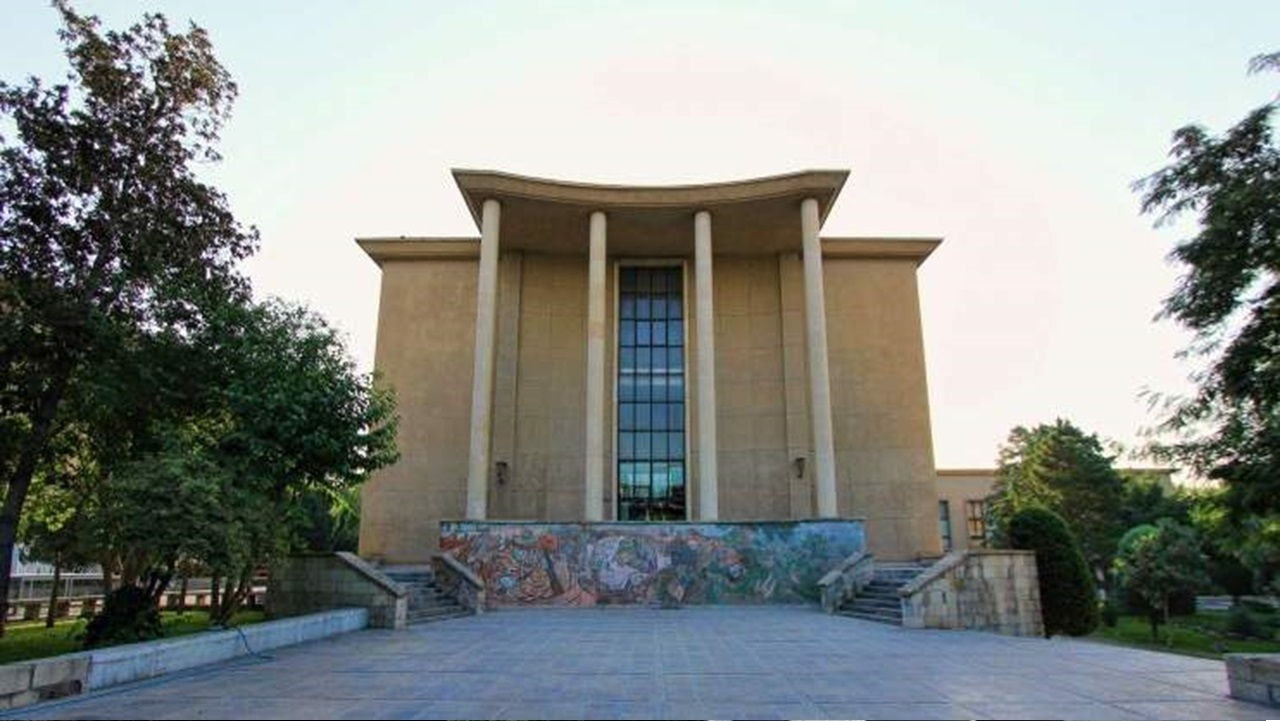 فیلم درگیری شدید در هنر‌های زیبای دانشگاه تهران بر سر حجاب