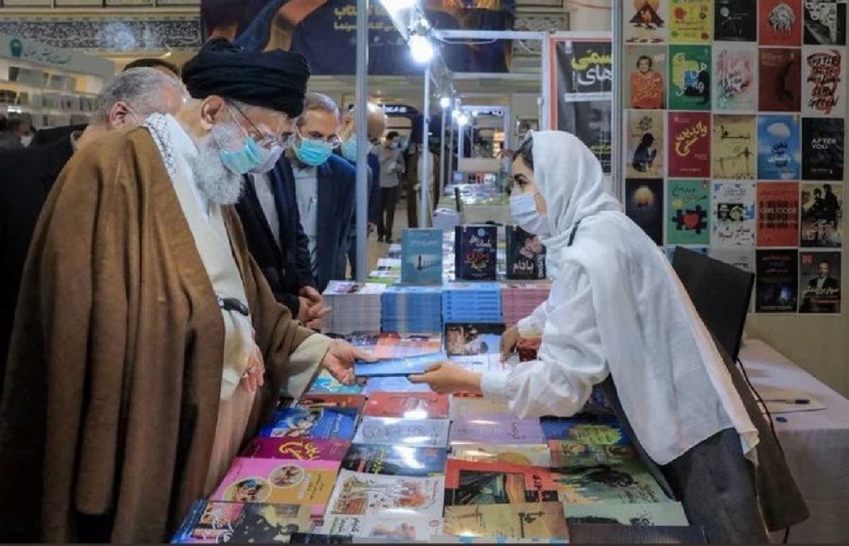 عکس پربازدید از رهبری در نمایشگاه کتاب