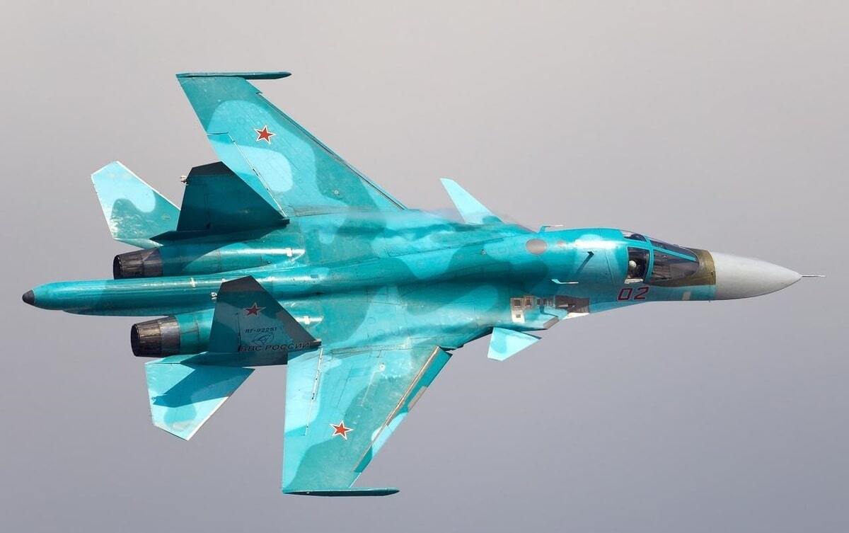 بمب‌افکن‌های سوخو-٣۴ روس در مسیر بمب‌باران + فیلم