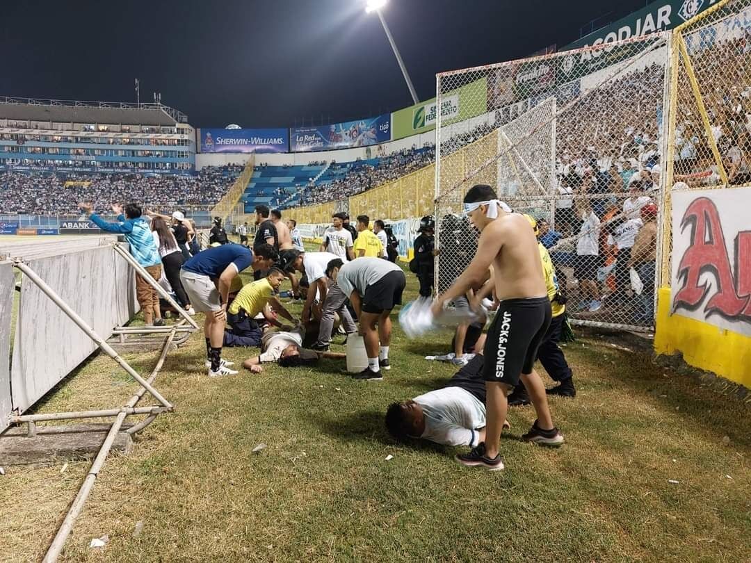 فیلم کشته شدن ۱۲ نفر در ازدحام هواداران فوتبال السالوادور