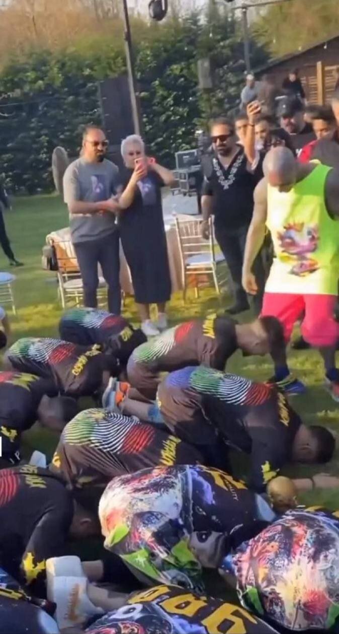 تصویری شوکهکننده از هواداران تتلو درحال سجده! تصویری شوکهکننده از هواداران تتلو درحال سجده!