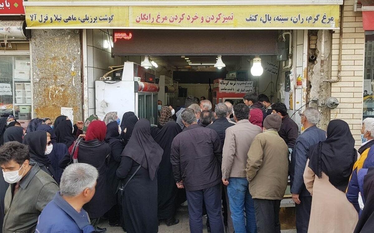 صف‌های طولانی خرید مرغ منجمد/ رئیس اتحادیه: تا ۲۰ اردیبهشت صبر کنید