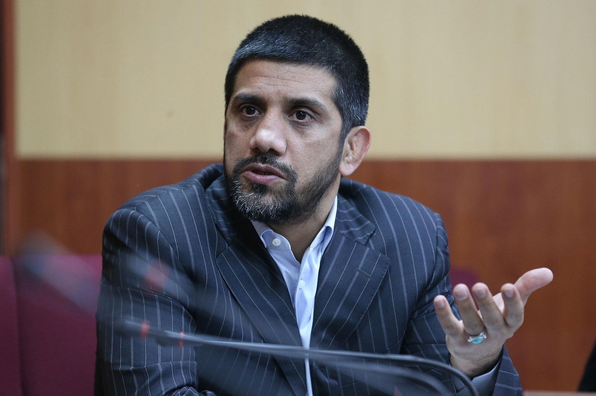 حمله تند روزنامه جوان به علیرضا دبیر: پشش گرم است هر کاری دلش می‌خواهد انجام می‌دهد!