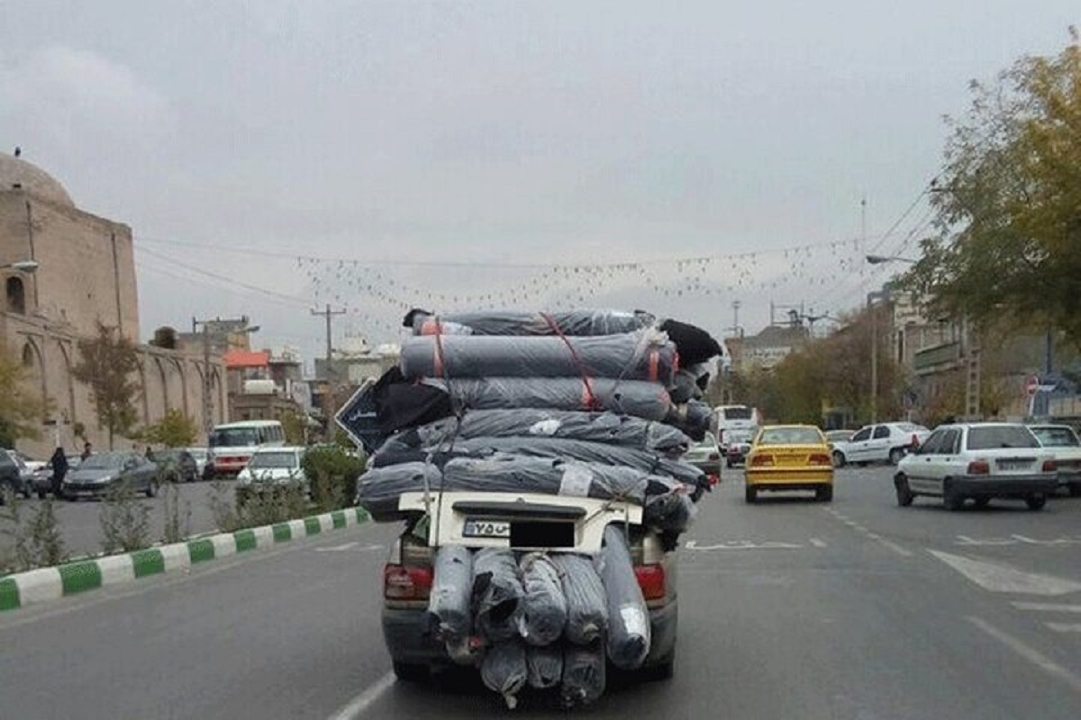 حرکت عجیب راننده پراید برای صرفه‌جویی در هزینه وانت برای جابه‌جایی بار!