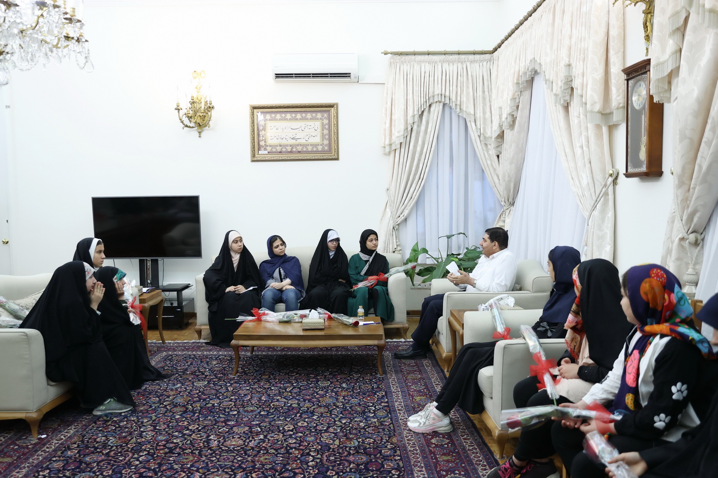 حضور دختران نوجوان در دفتر معاون اول رئیس جمهور حضور دختران نوجوان در دفتر معاون اول رئیس جمهور