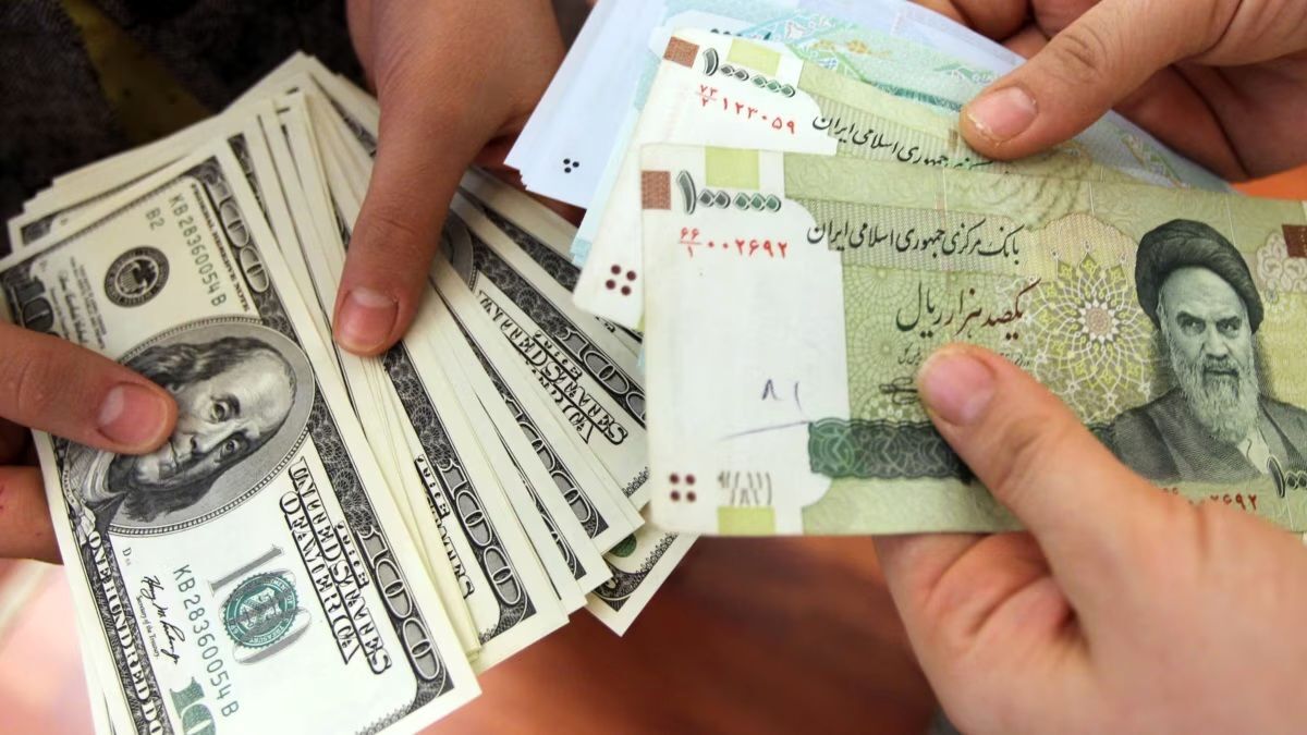 روزنامه دنیای اقتصاد: توافق موقت ایران و غرب قیمت دلار را کاهشی کرده است