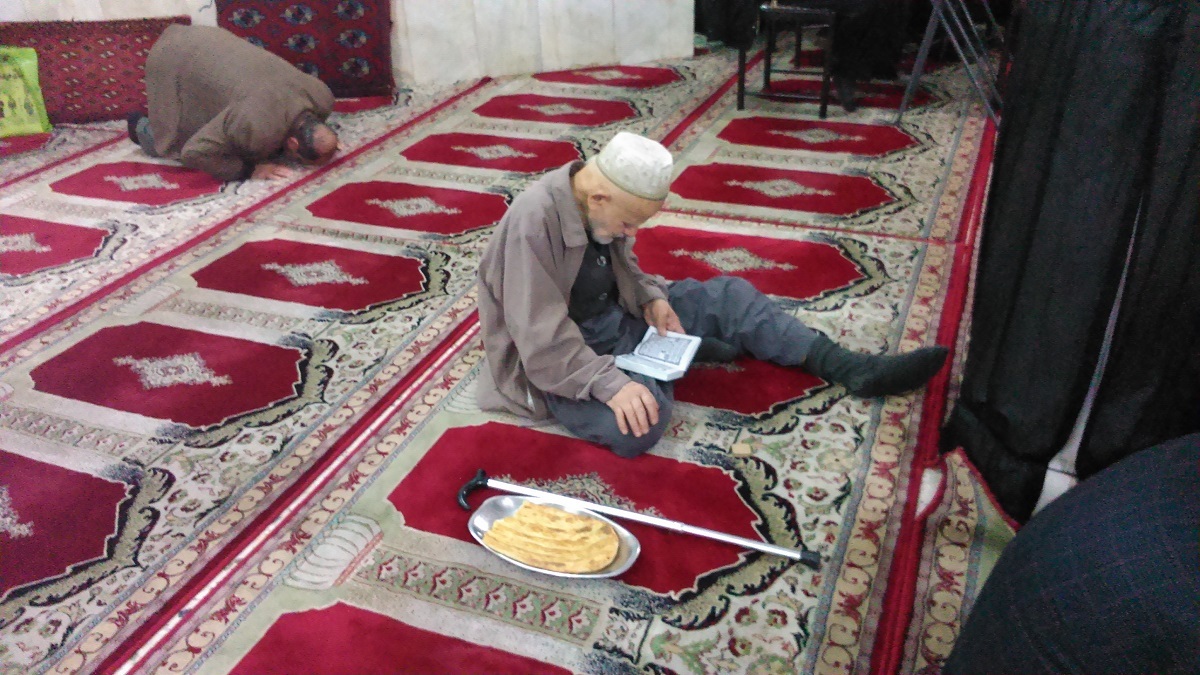 فیلم پربازدید از شعرخوانی اعتراضی یک پیرمرد در مسجد