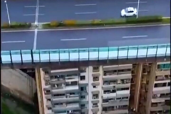 بزرگراهی عجیب و دیدنی در چین بر روی سقف خانه‌ها