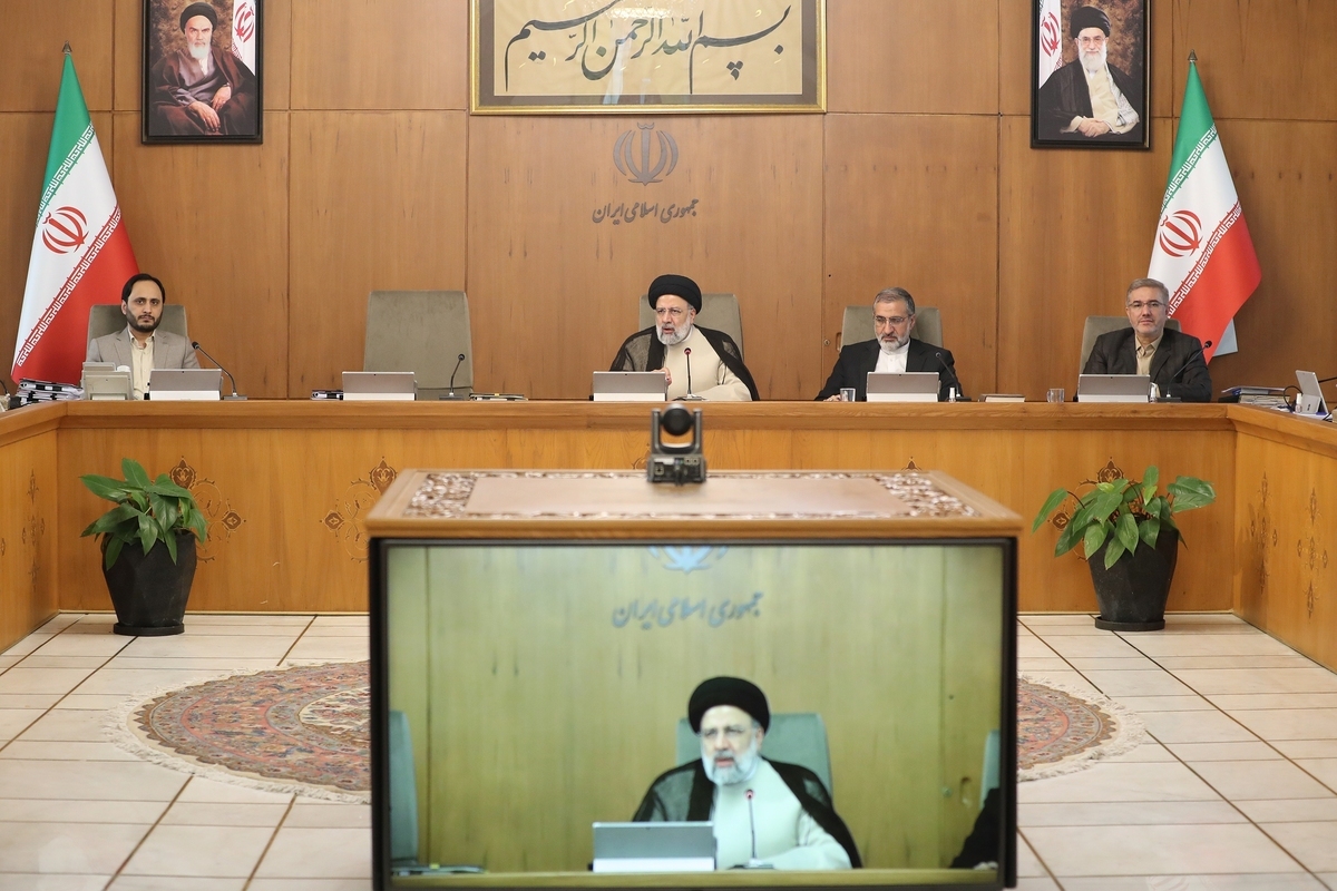 تاکید رییس جمهور بر اقناع افکار عمومی درباره ثمرات تغییر ساعت کار