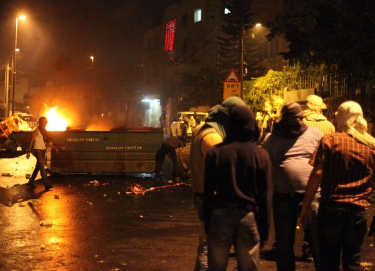 ویدئوی حمله با کوکتل مولوتف به خودروهای زرهی اسرائیل ویدئوی حمله با کوکتل مولوتف به خودروهای زرهی اسرائیل