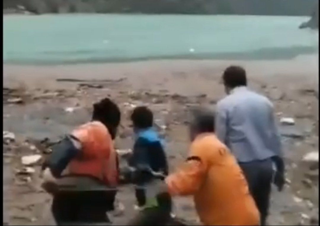 لحظات نفسگیر نجات یک سیل زده از داخل سد کرج!