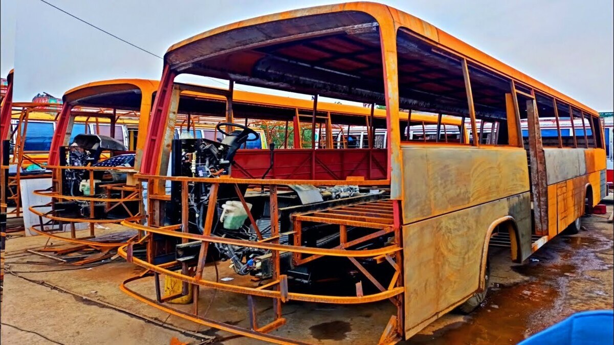 خط تولید اتوبوس در پاکستان در یک مکانی عجیب