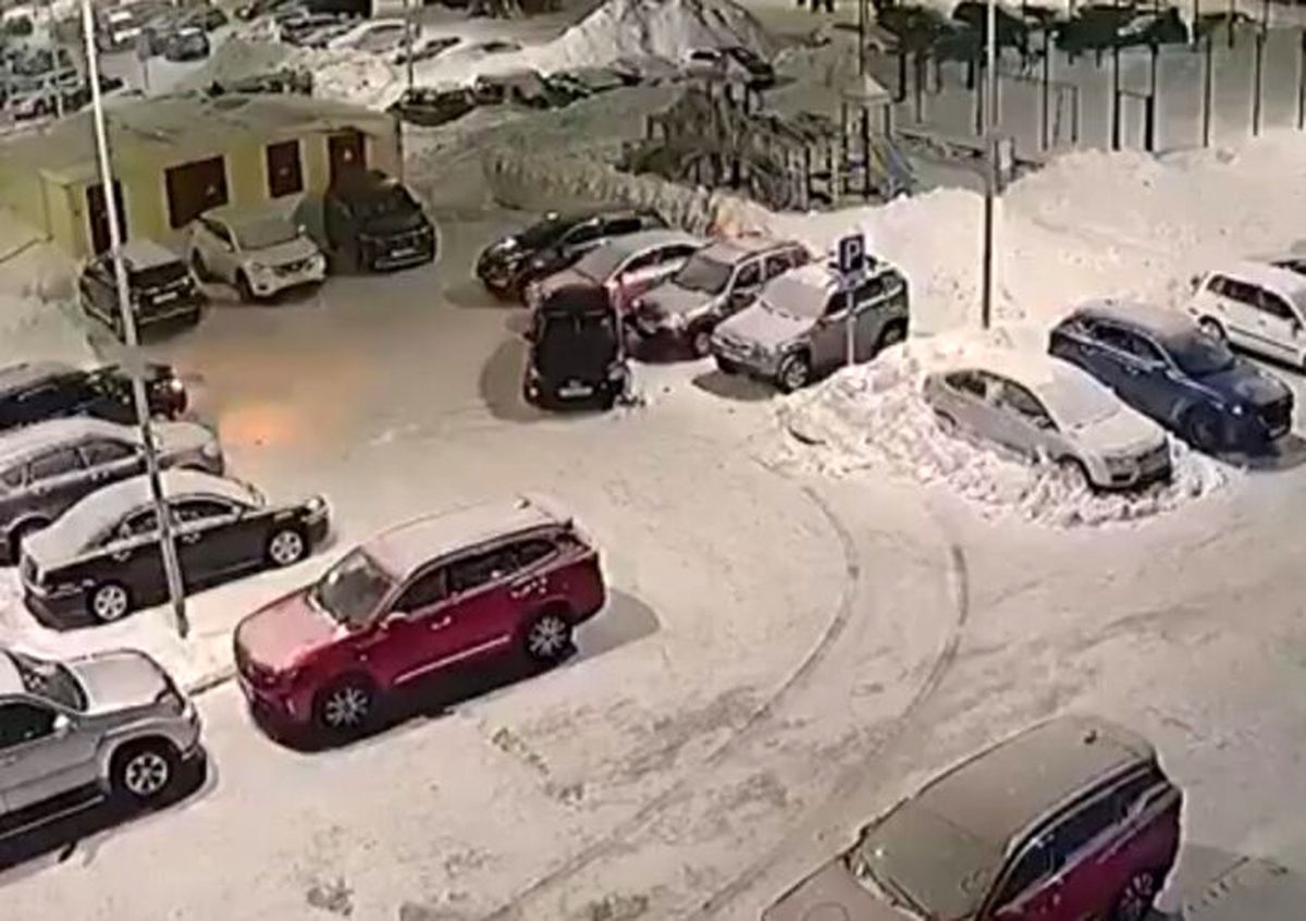 فیلم عجیب تصادف راننده زن با هفت خودرو در پارکینگ!