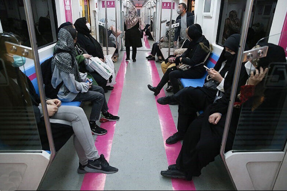 فیلم ممانعت از ورود دختر بی حجاب به مترو در شیراز