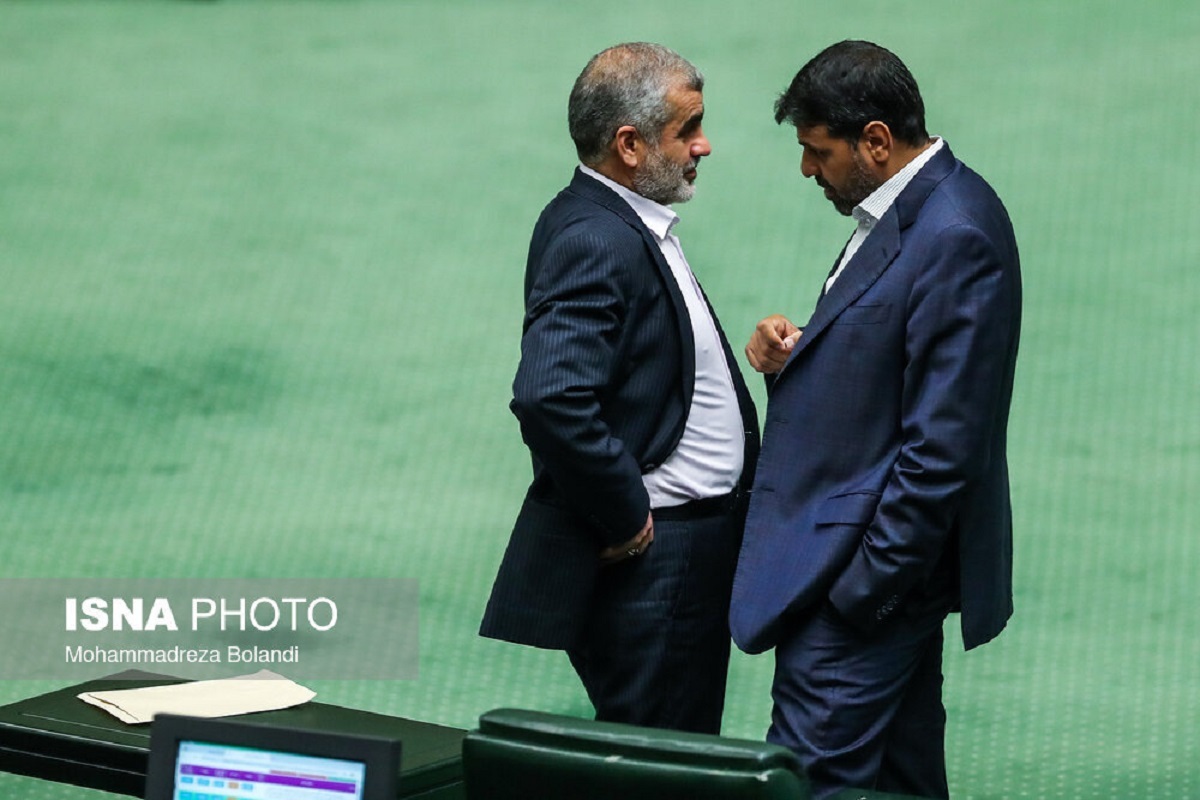 تصویری از ژست عجیب دو نماینده در صحن علنی مجلس