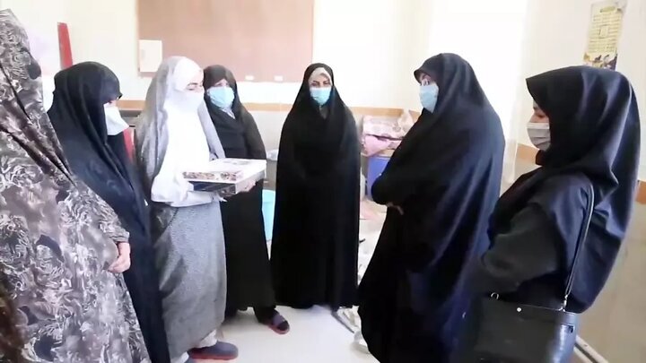 پخش کردن کارت هدیه توسط همسر نماینده مجلس! پخش کردن کارت هدیه توسط همسر نماینده مجلس!