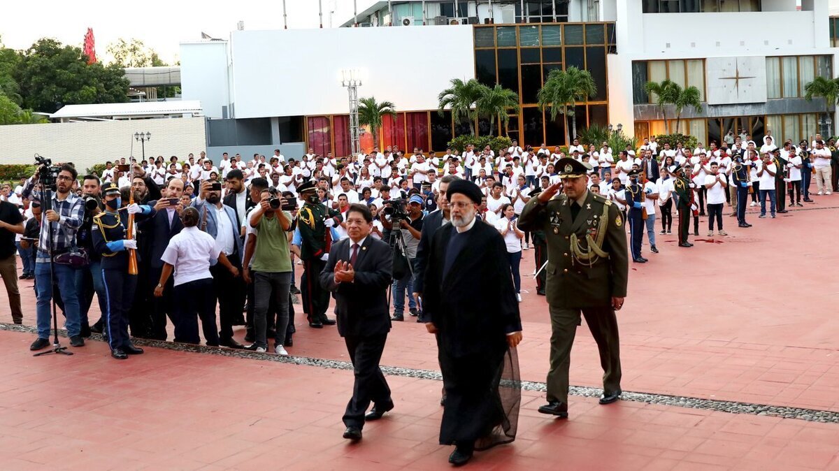 زیورآلات عجیب همسر رئیس‌جمهور نیکاراگوئه در مراسم استقبال از رئیسی!