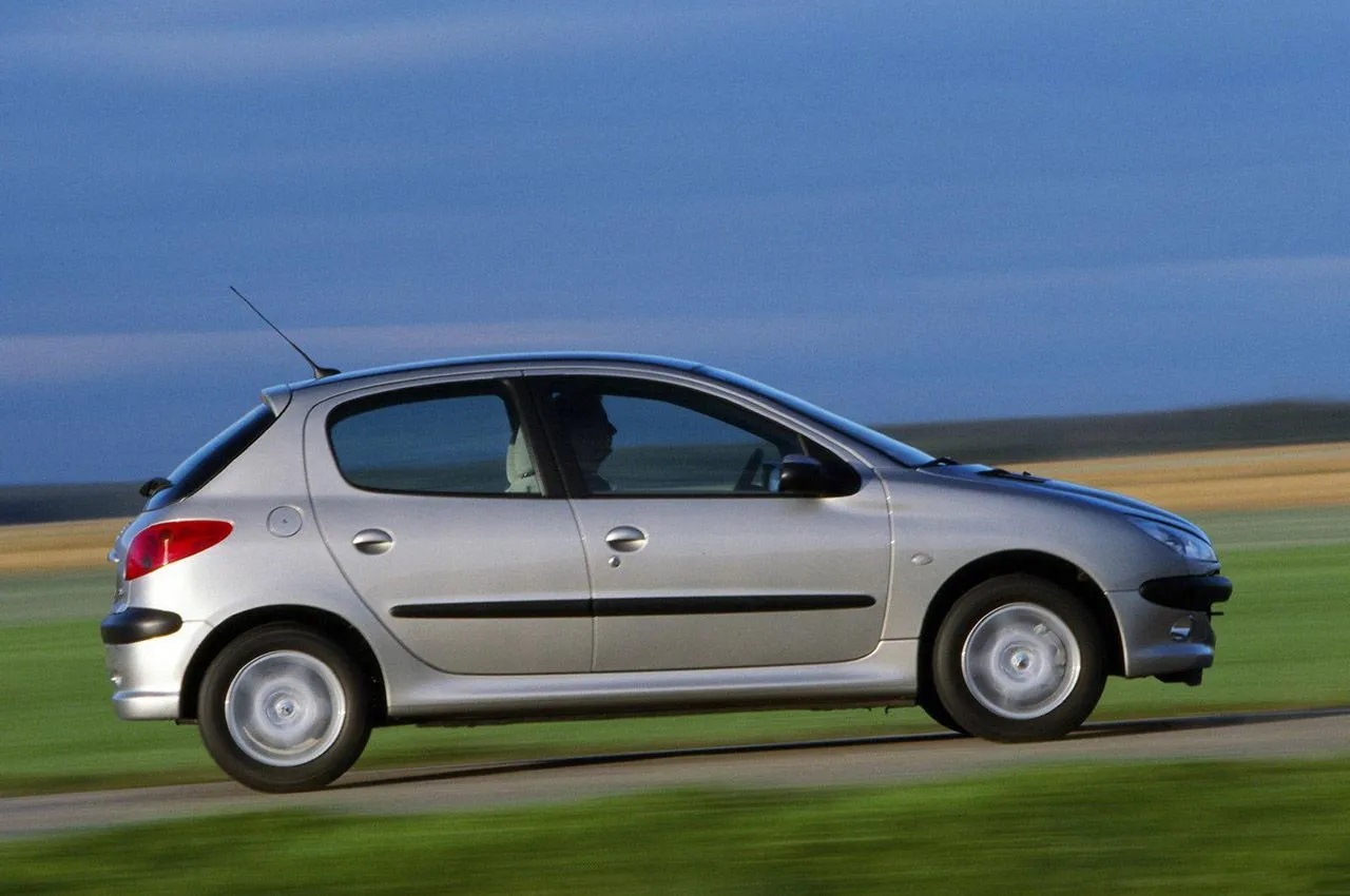 نمایش جنون‌آمیز راننده پژو ۲۰۶ در سمنان