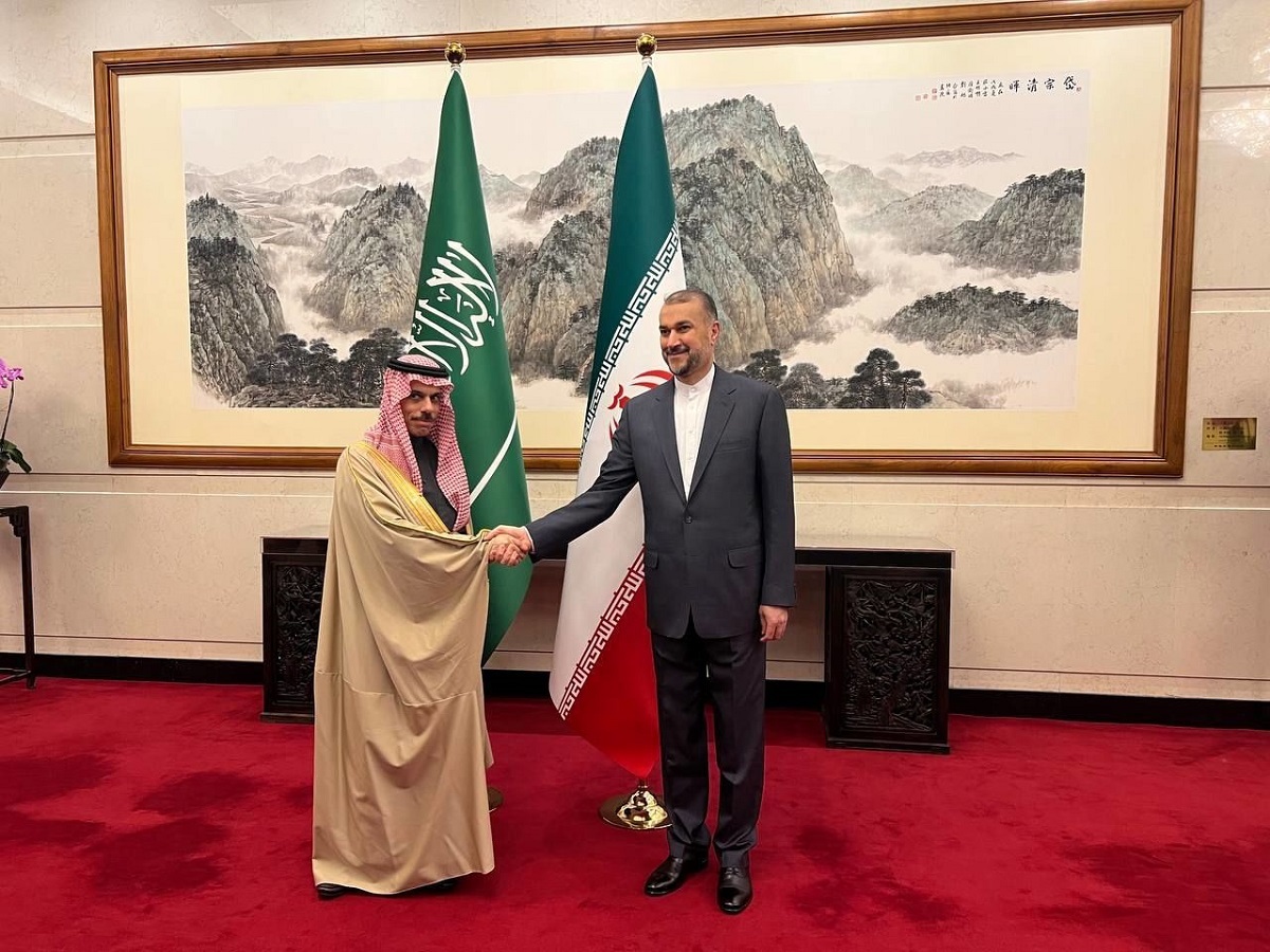 لحظه استقبال امیرعبداللهیان از وزیر خارجه عربستان