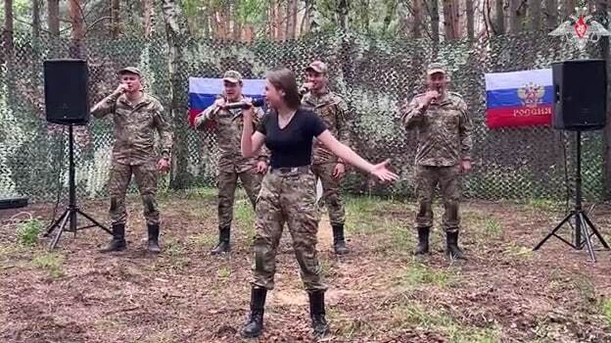 اعزام خواننده زن به جبهه برای تقویت روحیه سربازان روسیه