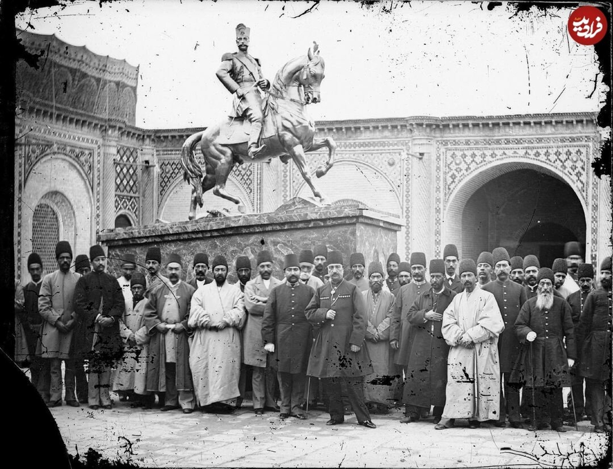 عکس یادگاری کمتر دیده شده و جالب ناصرالدین شاه با مجسمه باشکوه اش