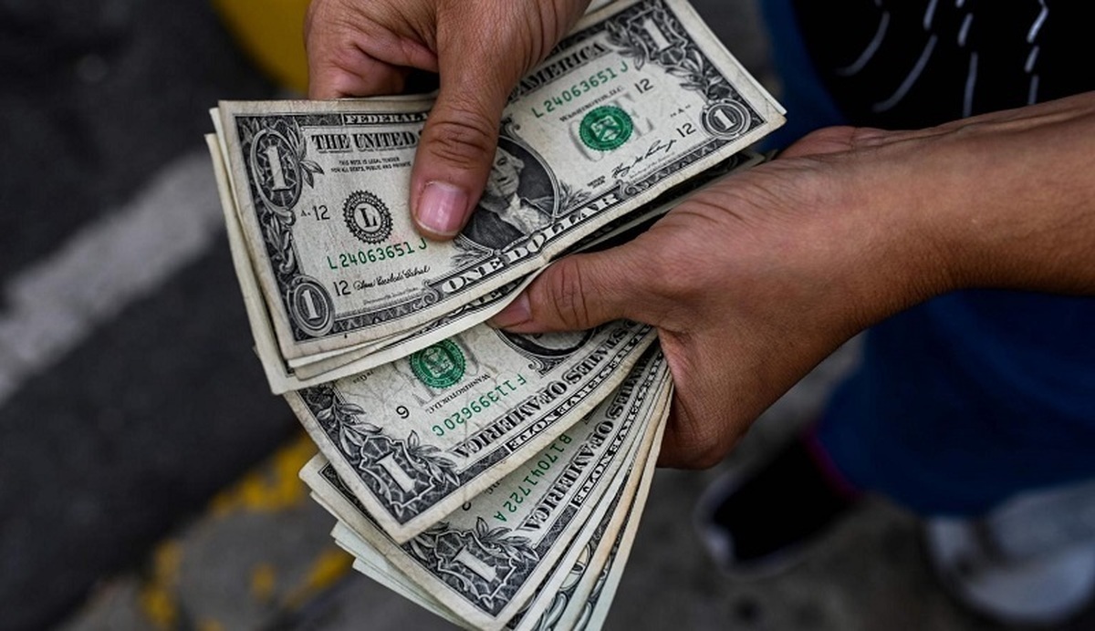 بازار دلار در انتظار گروسی/ پیش بینی قیمت دلار امروز ۳ خرداد