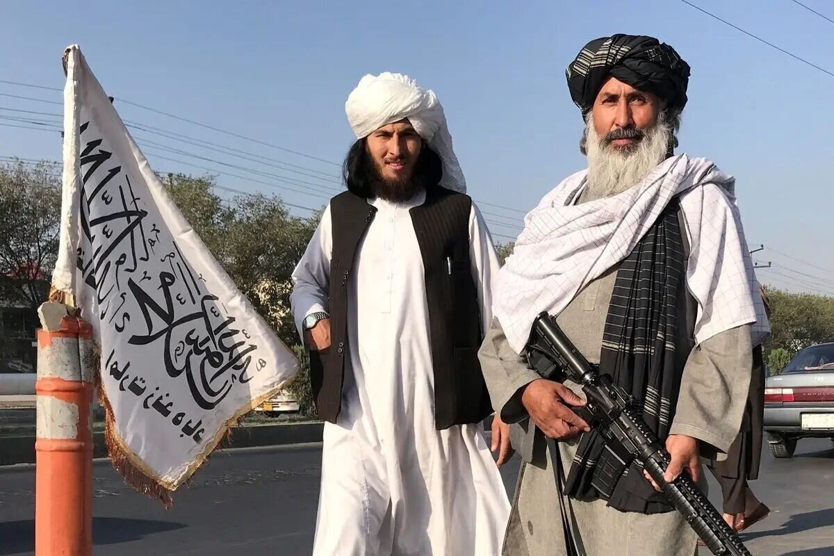 فیلم رژه توهین آمیز طالبان با دبه‌های زرد!