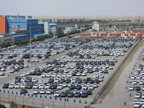 دپوی محصولات ایران خودرو به بهانه نبود قطعه / خودرو‌های پارس و هایما در بینالود انبار شد