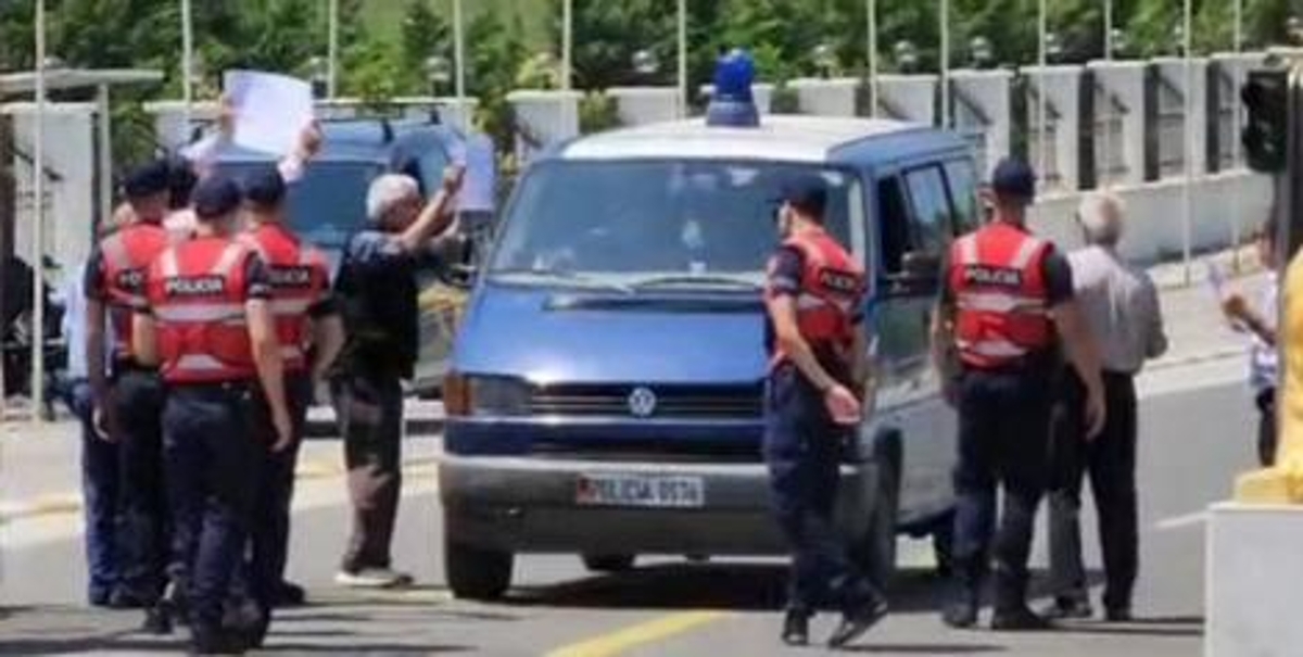 حمله پلیس آلبانی به مقر مجاهدین خلق (منافقین) در آلبانی