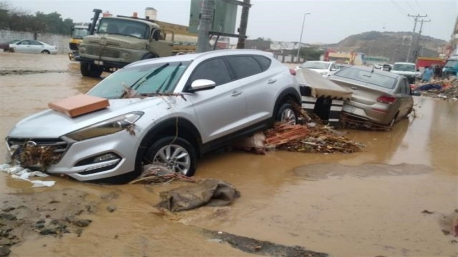 فیلم جاری شدن سیل بر اثر بارش انبوه تگرگ در عربستان فیلم جاری شدن سیل بر اثر بارش انبوه تگرگ در عربستان