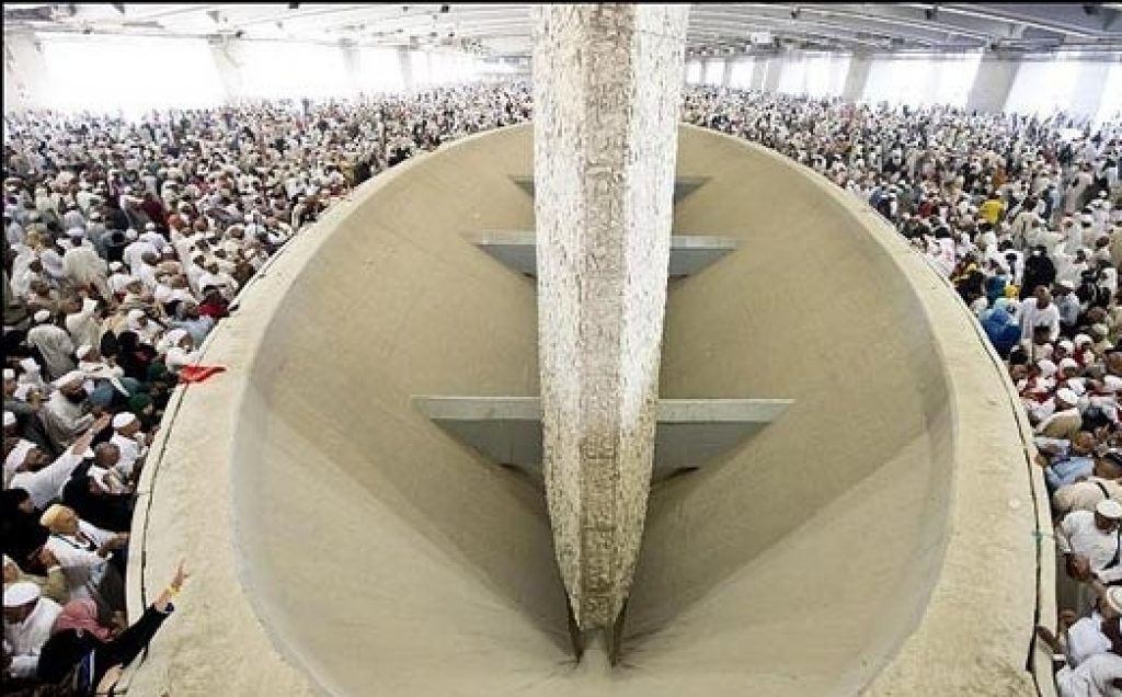 مراقبت شاهزاده سعودی از یک دختربچه هنگام رمی جمرات