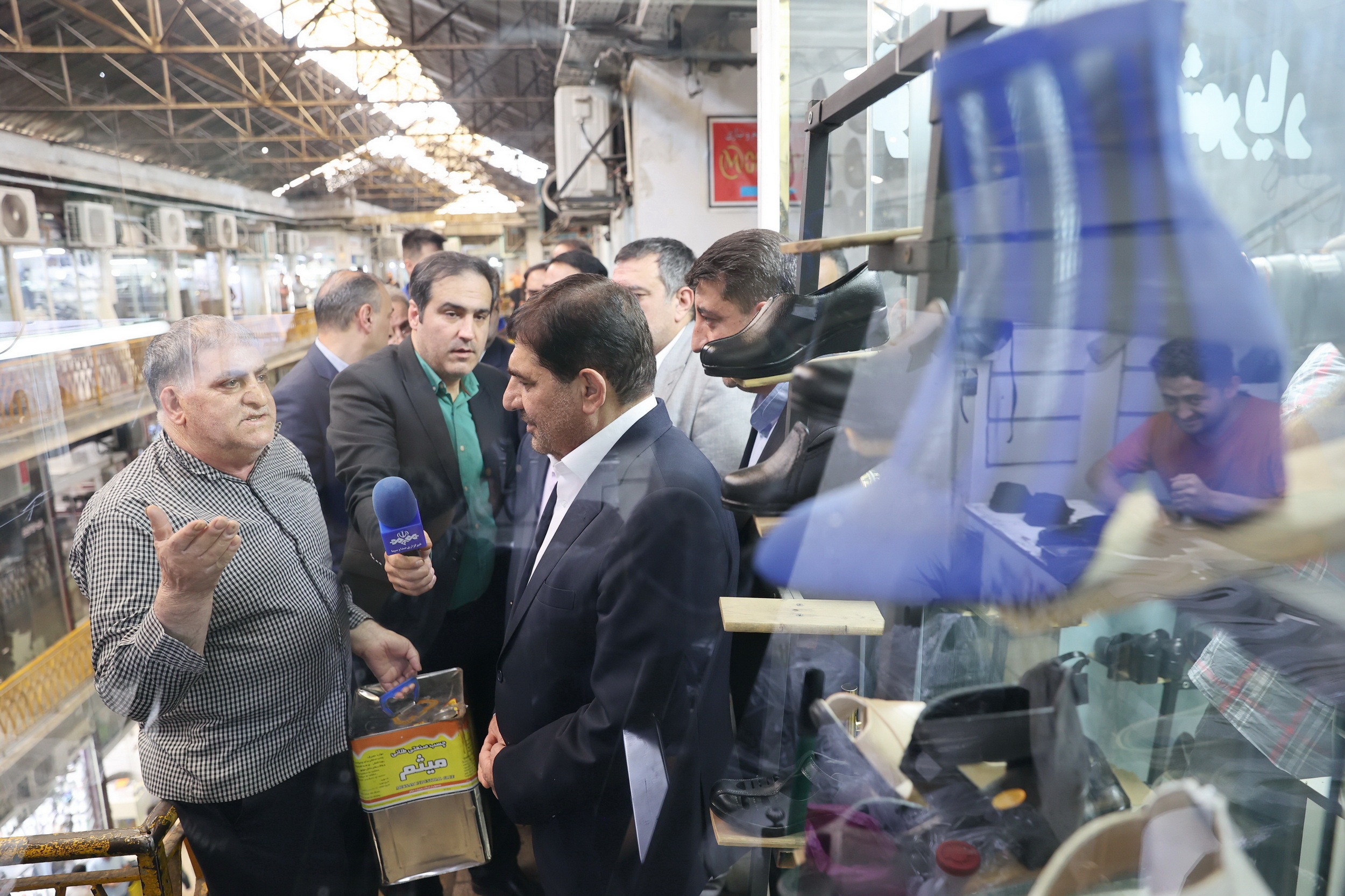 محمد مخبر: با همکاری دولت کارگاههای تولیدی کفش دست دوز به شهرکهای صنعتی منتقل میشوند محمد مخبر: با همکاری دولت کارگاههای تولیدی کفش دست دوز به شهرکهای صنعتی منتقل میشوند