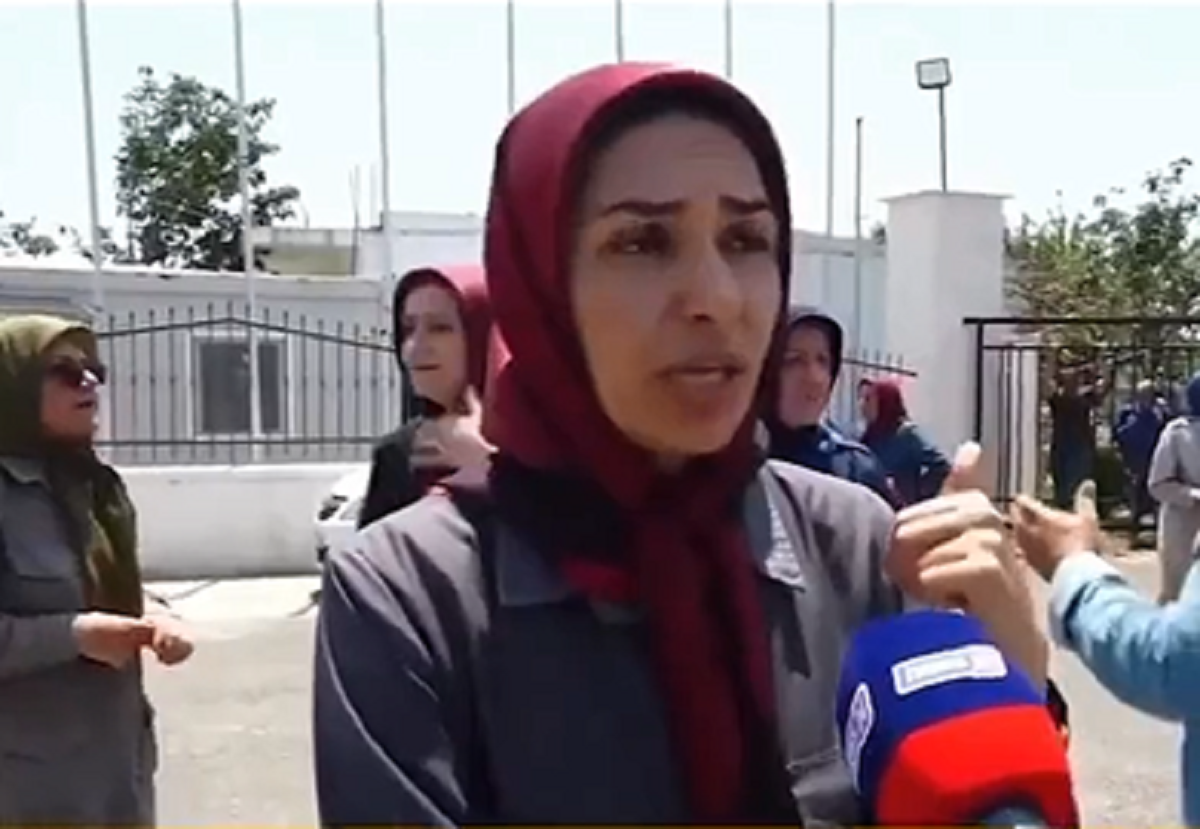 تذکر حجاب به اعضای سازمان مجاهدین وسط مصاحبه!