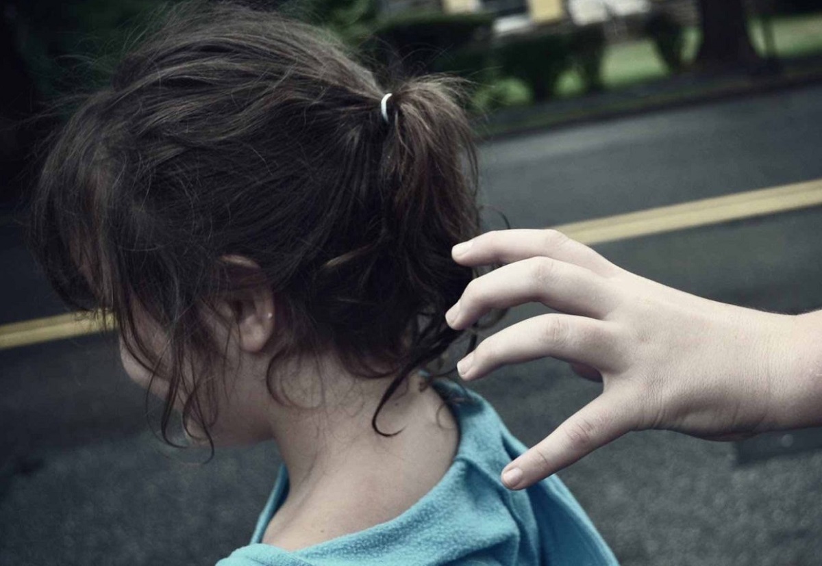 از حبس تا حکم محارب برای ربودن و بریدن موهای دختران از حبس تا حکم محارب برای ربودن و بریدن موهای دختران