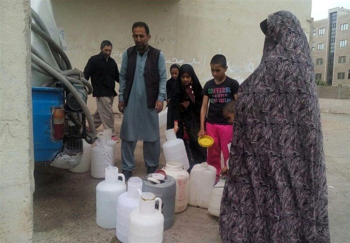 صف طولانی دریافت آب شرب در زاهدان صف طولانی دریافت آب شرب در زاهدان