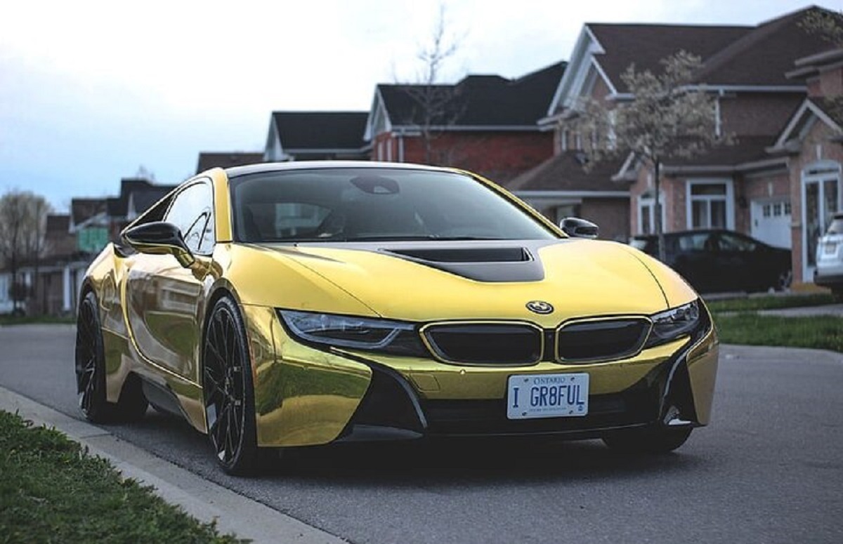 جولان تنها بی‌ام‌و طلاییِ موجود در ایران در خیابان