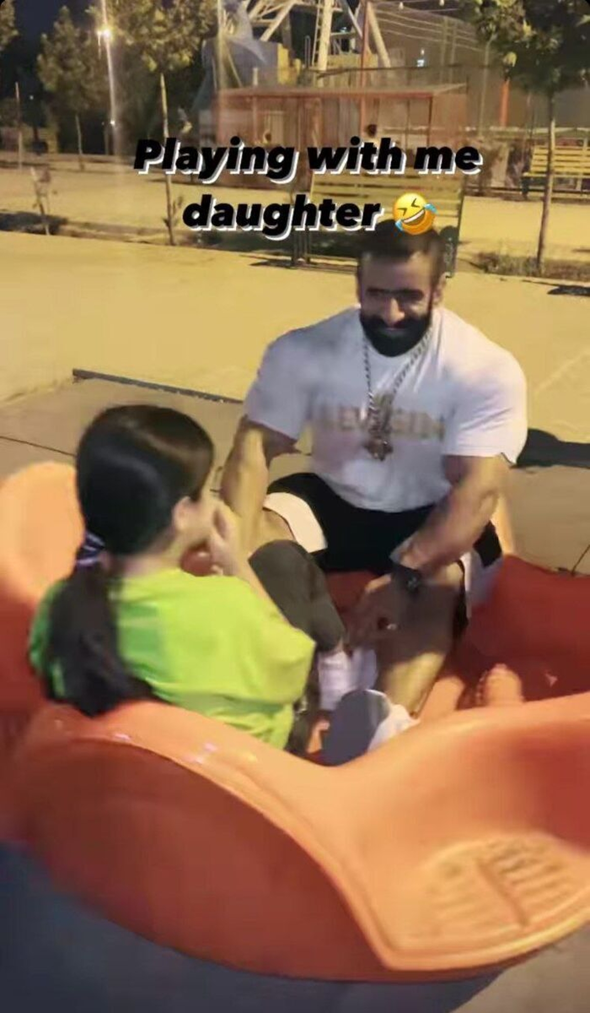 چرخ و فلک سواری هادی چوپان در پارک