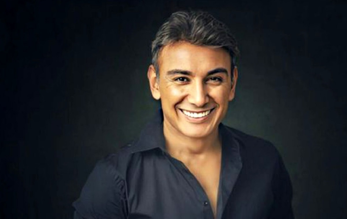 فیلم رقص بامزه شادمهر عقیلی با یک دختر بچه روی استیج