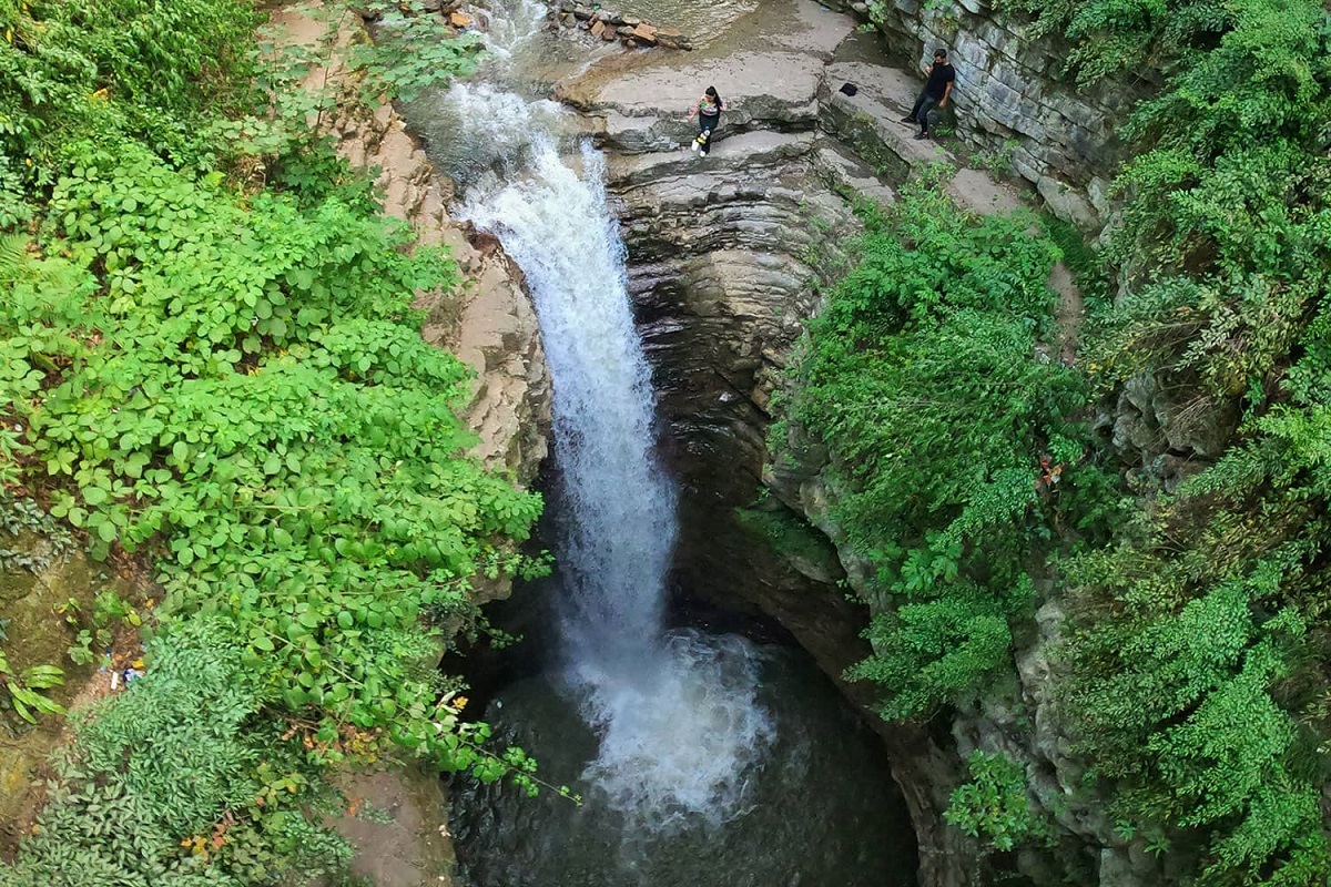 فیلم وحشتناک نجات یک خواهر و برادر از سقوط آبشار ویسادار