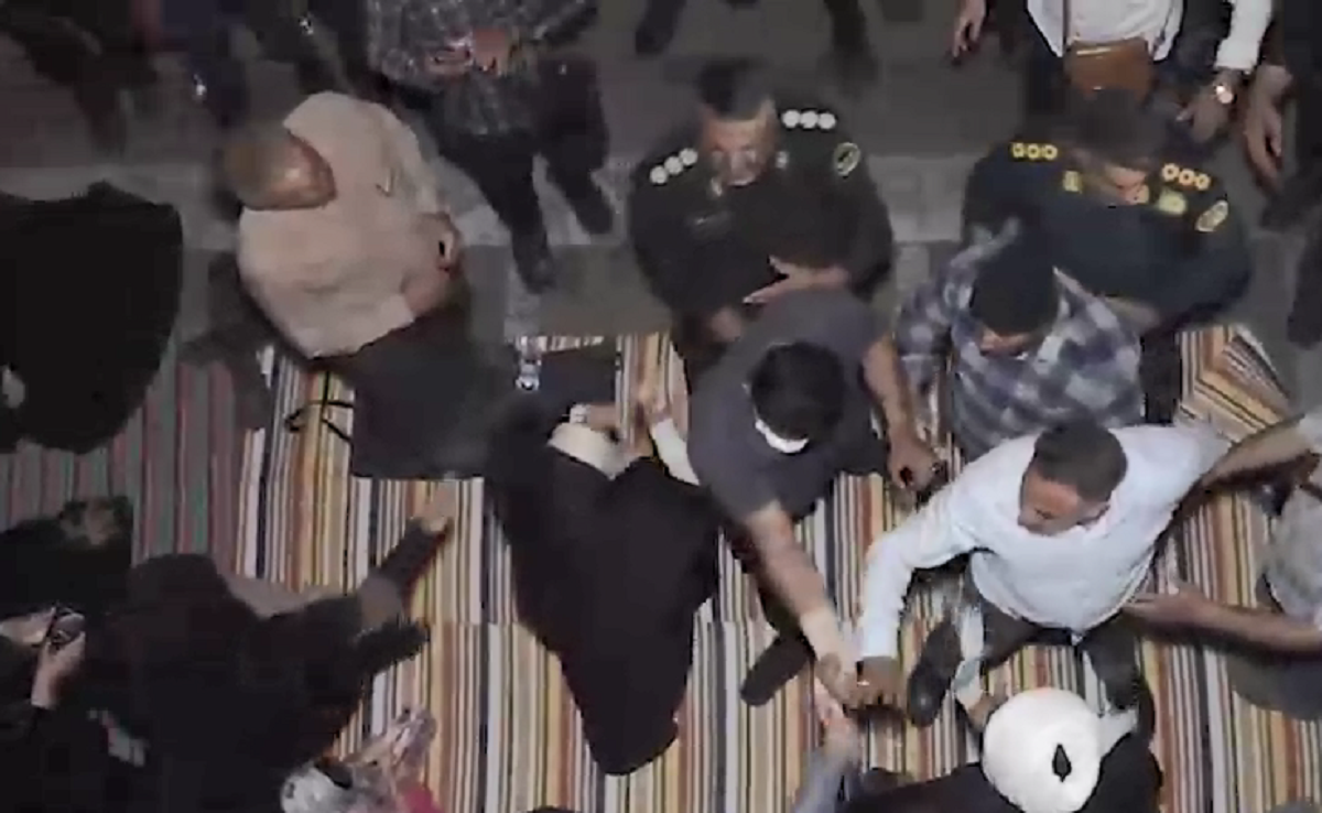 کشف حجاب و درگیری فیزیکی با مرد نامحرم در تجمع دفاع از عفاف!